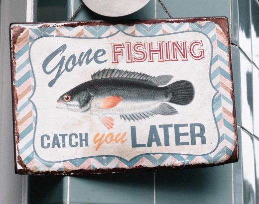 Angeln mit einfachen Mitteln - ein Fisch auf einem Schild